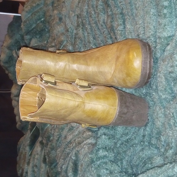 Woman's boots - Picture 3 of 4